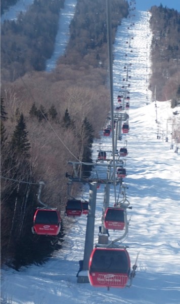 Mont-St_Anne Gondola carrying skiers to the summit